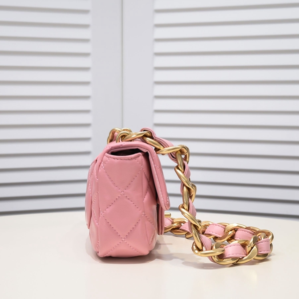 シャネルバッグ背面デザイン